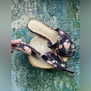 Franco Sarto women’s Frisco black floral satin slide sandal, size 7.5M